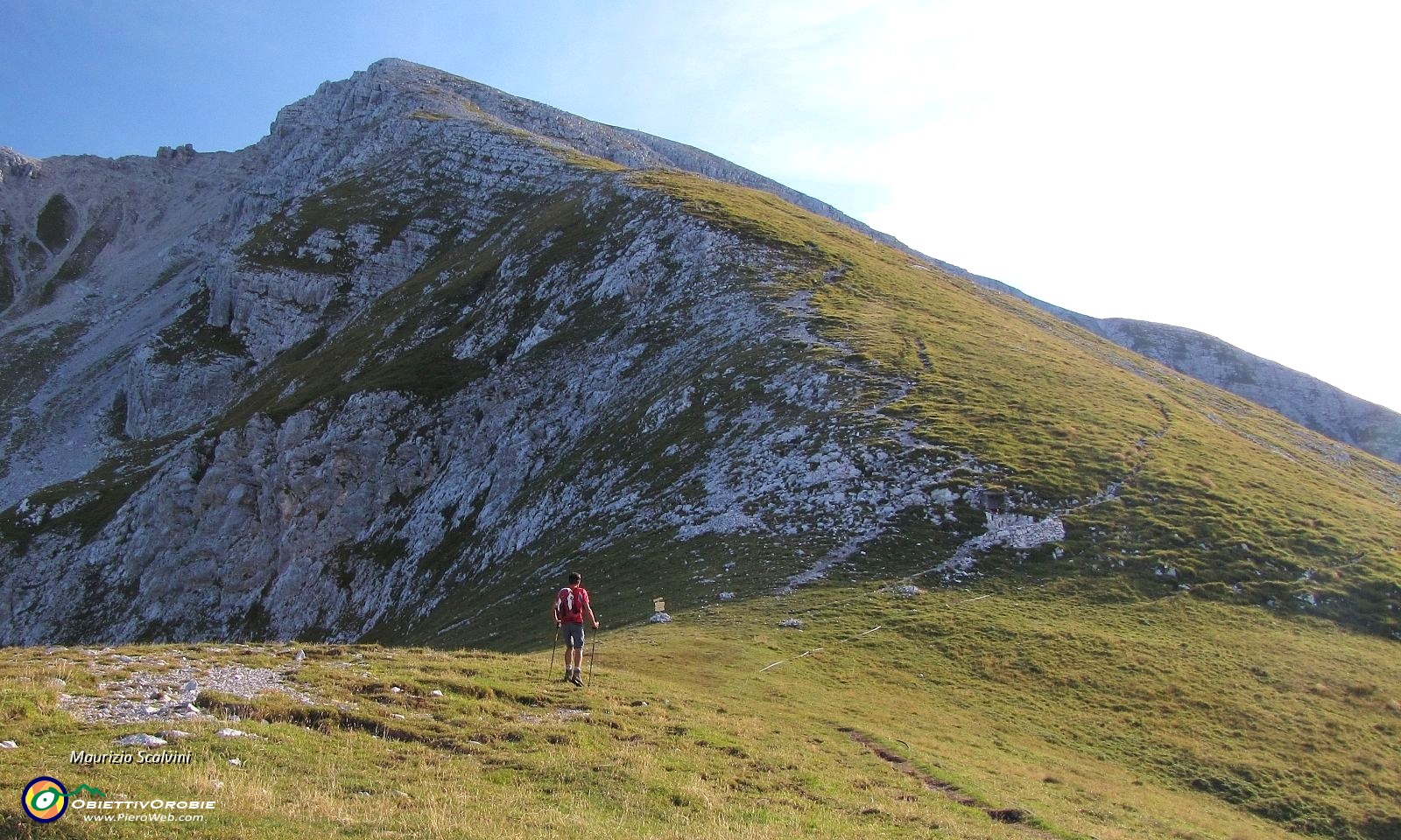 04 Il pianoro alle spalle del rifugio, con il costolone che ospita la via normale per l'Arera....JPG